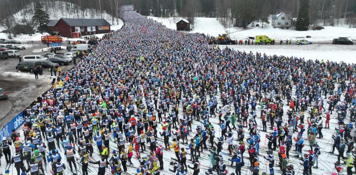 Los participantes toman la salida de la edición número 100 de la carrera clásica de esquí Vasaloppet en Saelen, Suecia.