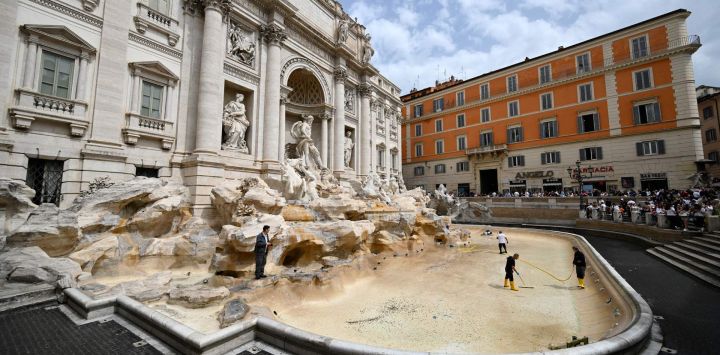 Los trabajadores limpian la famosa Fontana de Trevi en Roma. La fuente se drena para limpiarla dos veces al mes y las monedas arrojadas por los turistas se recogen dos veces por semana.