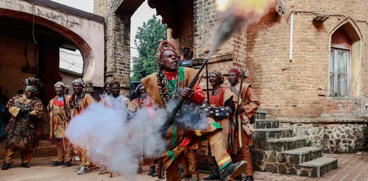 Un guerrero Bamoun responsable de la seguridad del Sultán Rey de los Bamoun dispara al aire durante el inicio de la ceremonia de inauguración del nuevo Museo de los Reyes Bamoun en Foumban, Camerún.
