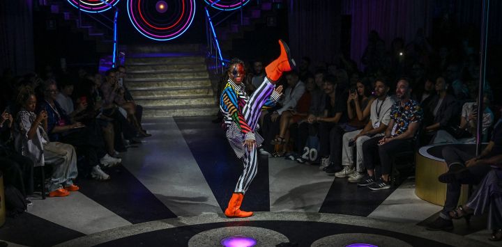 Una modelo muestra una creación de Amapo durante la Semana de la Moda de Sao Paulo, en la discoteca Love Cabaret en Sao Paulo, Brasil.