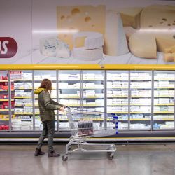 Imagen de una mujer realizando compras en un supermercado mayorista, en la ciudad de Buenos Aires, Argentina. Argentina registró una inflación de 287,9 por ciento interanual y 11 por ciento mensual en marzo pasado, según informó el viernes el Instituto Nacional de Estadística y Censos. | Foto:Xinhua/Martín Zabala