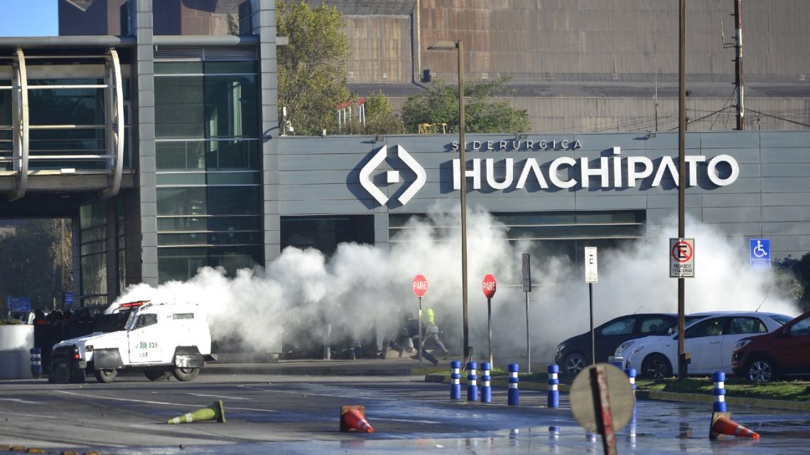 Steel workers clash with riot police during a protest against the eventual closure of the Huachipato steel plant located in the city of Talcahuano, Chile, on April 4, 2024. 