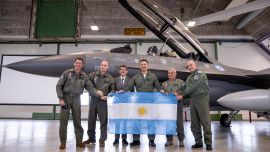 El dramático contraste entre los celebrados F-16 y los soldados que se suicidan