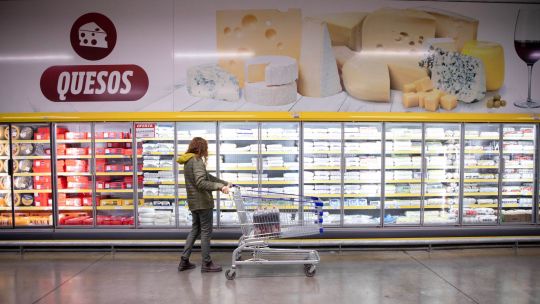 Fotogaleria Imagen de una mujer realizando compras en un supermercado mayorista, en la ciudad de Buenos Aires, Argentina. Argentina registró una inflación de 287,9 por ciento interanual y 11 por ciento mensual
