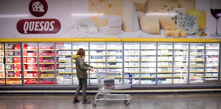 Imagen de una mujer realizando compras en un supermercado mayorista, en la ciudad de Buenos Aires, Argentina. Argentina registró una inflación de 287,9 por ciento interanual y 11 por ciento mensual en marzo pasado, según informó el viernes el Instituto Nacional de Estadística y Censos.