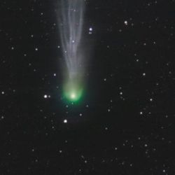 Se trata de un cometa criovolcánico, lo que significa que en ocasiones entra en erupción