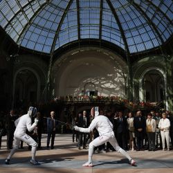 El equipo nacional de esgrima francés muestra sus habilidades durante la visita del presidente francés a Le Grand Palais, en París, 98 días antes de los Juegos Olímpicos de París 2024. | Foto:YOAN VALAT / PISCINA / AFP