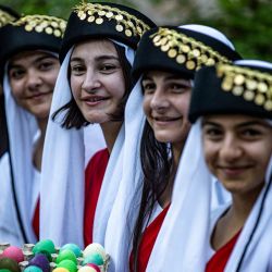 Jóvenes yazidíes sirios se reúnen con una variedad de huevos de colores durante una celebración que marca el Año Nuevo Yazidí en la ciudad kurda de Tirbespiya (Qahtaniyah en árabe) en el noreste de Siria. | Foto:DELIL SOULEIMAN / AFP