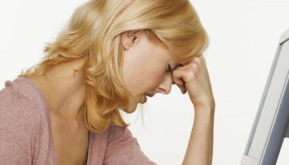 Los ciclos menstruales pueden influir en la aparición de migrañas. Qué se recomienda para prevenir la dolencia. 