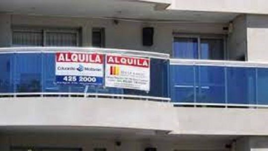 Alquileres en CABA: cayó un 10% la oferta desde mayo y casi la mitad de los anuncios son en dólares