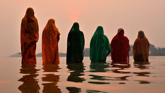 Fotogaleria Devotos hindúes ofrecen oraciones al dios Sol a orillas del río Brahmaputra durante el festival 'Chaiti Chhath Puja' en Guwahati, India