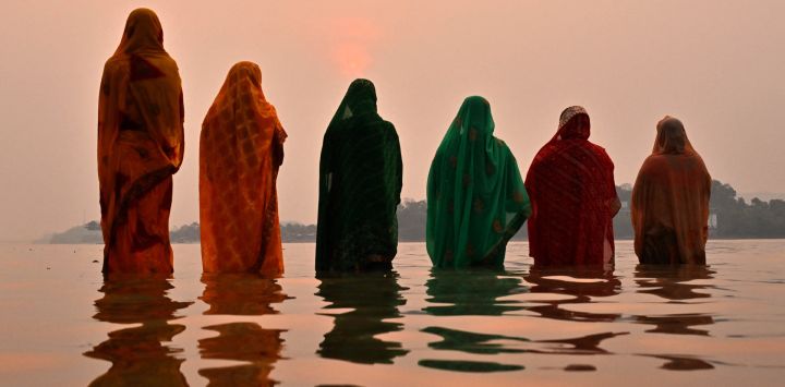 Devotos hindúes ofrecen oraciones al dios Sol a orillas del río Brahmaputra durante el festival 'Chaiti Chhath Puja' en Guwahati, India.