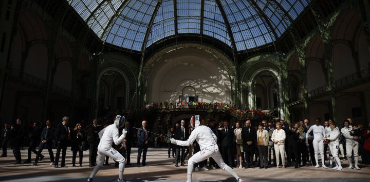 El equipo nacional de esgrima francés muestra sus habilidades durante la visita del presidente francés a Le Grand Palais, en París, 98 días antes de los Juegos Olímpicos de París 2024.