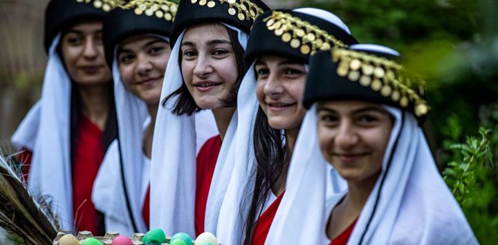 Jóvenes yazidíes sirios se reúnen con una variedad de huevos de colores durante una celebración que marca el Año Nuevo Yazidí en la ciudad kurda de Tirbespiya (Qahtaniyah en árabe) en el noreste de Siria.