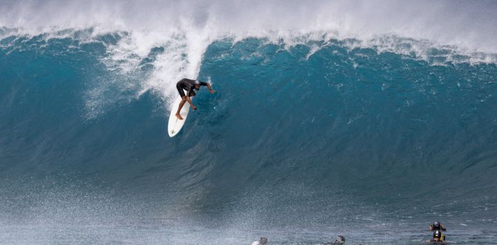 Michael February de Sudáfrica surfea en la costa norte de la isla hawaiana de Oahu.