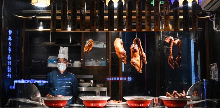 Un chef en la cocina de un restaurante en el distrito Jing'an de Shanghai, China.