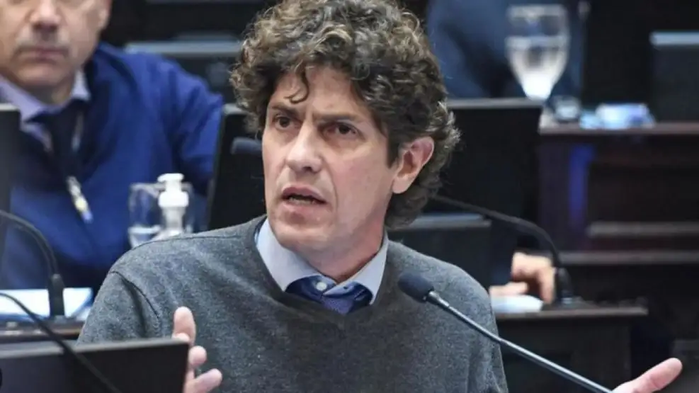 Denunciaron a Martín Lousteau por «negociaciones incompatibles con la función pública»