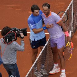 El español Rafael Nadal saluda al australiano Alex De Miñaur después del partido de individuales del torneo de tenis ATP Barcelona Open "Conde de Godó" en el Real Club de Tenis de Barcelona. | Foto:PAU BARRENA / AFP