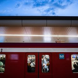 Los pasajeros viajan en tren durante la tarde en la estación Yotsuya de la línea Marunouchi en Tokio. | Foto:Philip Fomg / AFP