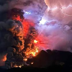 Esta fotografía tomada y publicada por el Centro de Vulcanología y Mitigación de Riesgos Geológicos muestra el monte Ruang arrojando lava caliente y humo visto desde Sitaro, Sulawesi del Norte. Un volcán entró en erupción varias veces en la región más periférica de Indonesia lo que obligó a evacuar a cientos de personas después de que arrojó lava y una columna de humo a más de una milla de altura. | Foto:Riesgos Geológicos / AFP