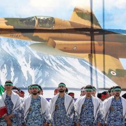 Soldados iraníes participan en un desfile militar durante una ceremonia que marca el día anual del ejército del país en Teherán. | Foto:ATTA KENARE / AFP