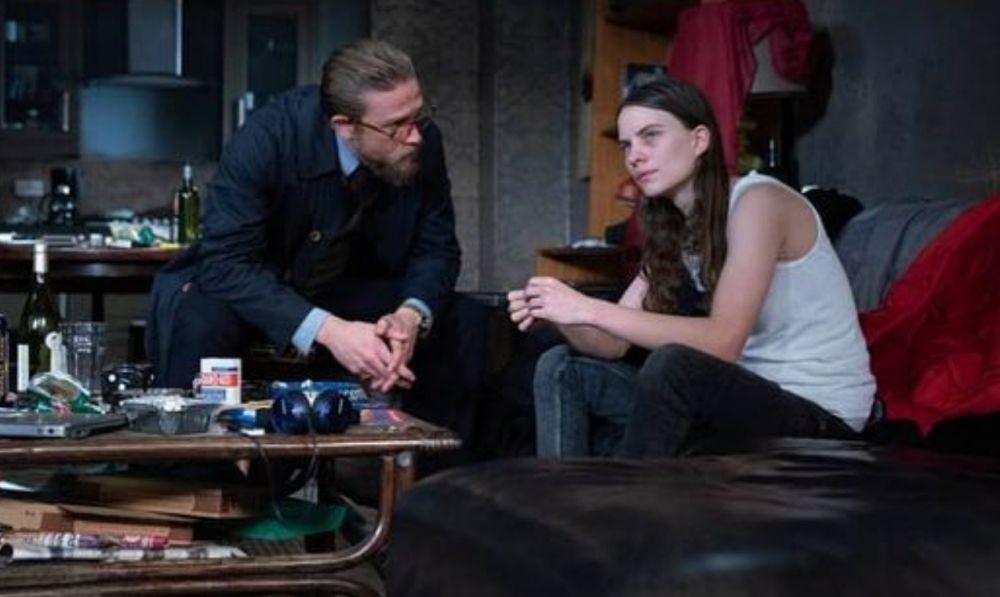 Eliot Paulina Sumner (der.) como Laura Pressfield, en la serie 'The Gentlemen' (Los caballeros).