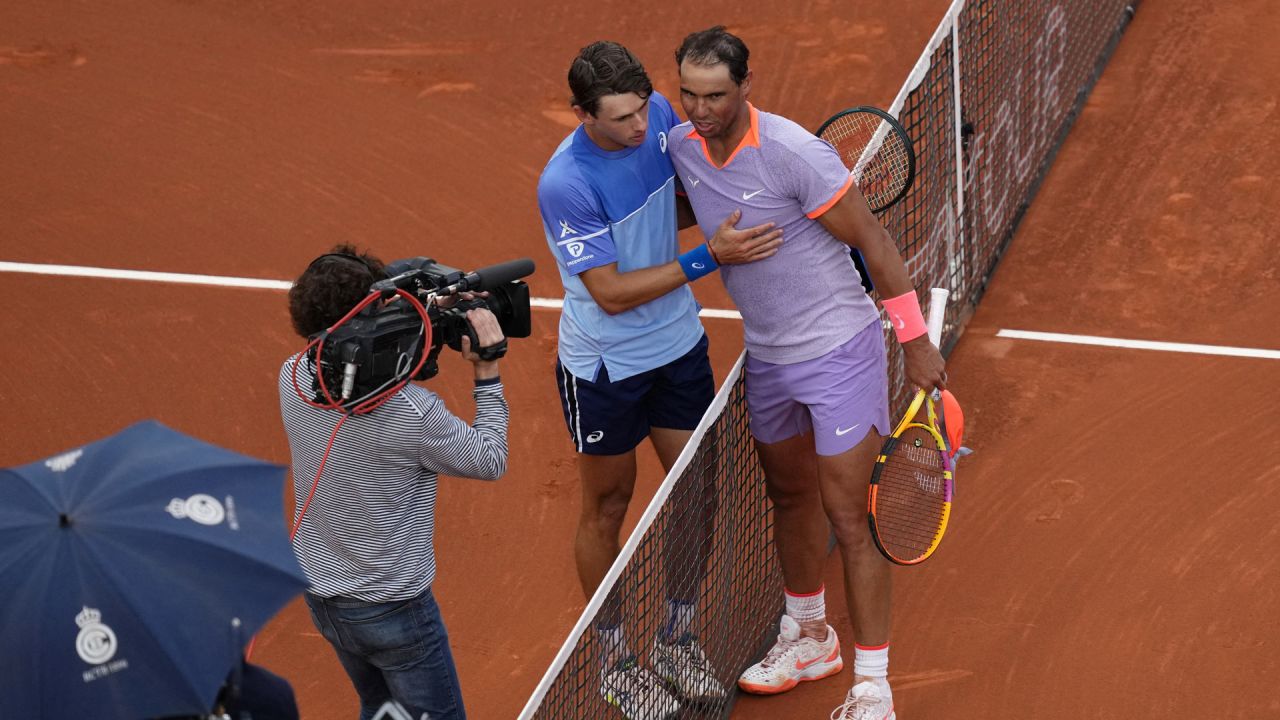 El español Rafael Nadal saluda al australiano Alex De Miñaur después del partido de individuales del torneo de tenis ATP Barcelona Open "Conde de Godó" en el Real Club de Tenis de Barcelona. | Foto:PAU BARRENA / AFP