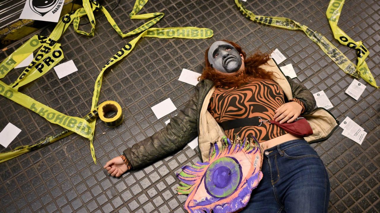 Una mujer participa en una actuación durante una manifestación contra las medidas de ajuste económico del gobierno del presidente argentino Javier Milei, que afectan a la industria cinematográfica y cultural, en Buenos Aires.  | Foto:LUIS ROBAYO / AFP