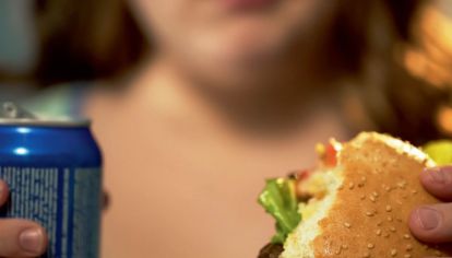 Según estudios, las personas consumen con más frecuencia alimentos ricos en grasas y azúcares cuando se encuentran bajo presión. 