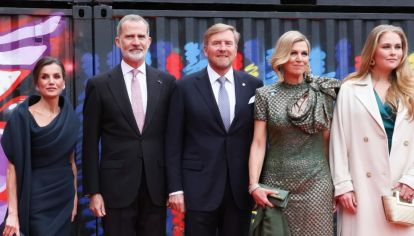 Las reinas visitaron una exposición de arte junto a Felipe VI, el rey Guillermo y la princesa Amalia. 