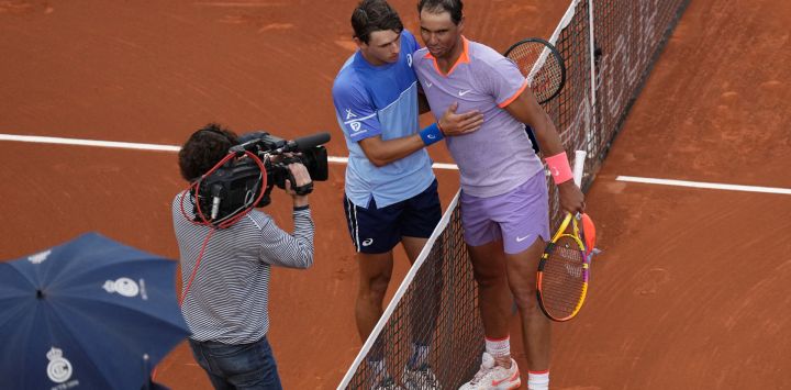 El español Rafael Nadal saluda al australiano Alex De Miñaur después del partido de individuales del torneo de tenis ATP Barcelona Open "Conde de Godó" en el Real Club de Tenis de Barcelona.