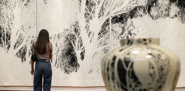 Imagen de una mujer visitando la exposición Atlas del artista Jan Hendrix de Países Bajos, en el Palacio de Cultura Citibanamex, en la Ciudad de México, capital de México.