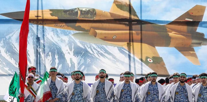Soldados iraníes participan en un desfile militar durante una ceremonia que marca el día anual del ejército del país en Teherán.