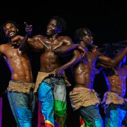 El grupo Danseincolor de Congo Brazzaville interpreta danza contemporánea durante la 13.ª edición del African Entertainment Arts Market (MASA) en el Palacio de la Cultura de Abiyán. | Foto:Issouf Sanogo / AFP