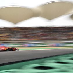 El piloto español de Ferrari, Carlos Sainz Jr, conduce durante la primera sesión de entrenamientos libres antes del Gran Premio de China de Fórmula Uno en el Circuito Internacional de Shanghai en Shanghai. | Foto:PEDRO PARDO / AFP