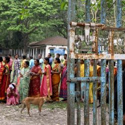 La gente hace cola para emitir sus votos cuando comienza la votación en la primera fase de las elecciones generales de la India en un colegio electoral en la aldea de Kalamati. | Foto:Dibyangshu Sarkar /AFP