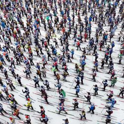 Los participantes toman la salida de la edición número 100 de la carrera clásica de esquí Vasaloppet en Saelen, Suecia. | Foto:ULF PALM / TT NEWS AGENCY / AFP