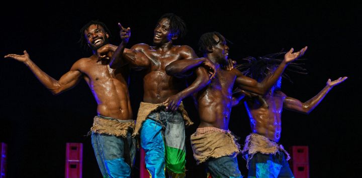 El grupo Danseincolor de Congo Brazzaville interpreta danza contemporánea durante la 13.ª edición del African Entertainment Arts Market (MASA) en el Palacio de la Cultura de Abiyán.