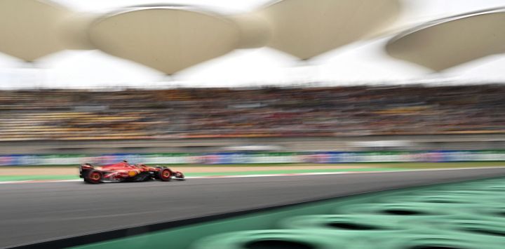 El piloto español de Ferrari, Carlos Sainz Jr, conduce durante la primera sesión de entrenamientos libres antes del Gran Premio de China de Fórmula Uno en el Circuito Internacional de Shanghai en Shanghai.