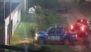 20240420 Policías fueron filmados mientras robaban mercadería de un camión volcado en Reconquista