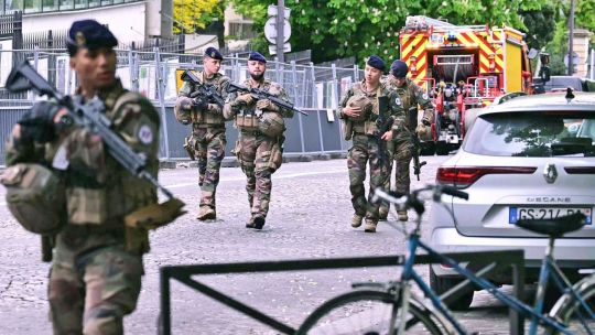 Un disidente amenazó con volar el consulado en París