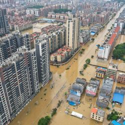 Esta fotografía aérea muestra una vista general de los edificios y calles inundados después de las fuertes lluvias en la ciudad de Qingyuan, en la provincia de Guangdong, en el sur de China. | Foto:CNS / AFP