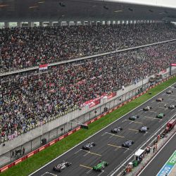 Esta vista general muestra al piloto holandés de Red Bull Racing, Max Verstappen, liderando el inicio de la carrera del Gran Premio de China de Fórmula Uno en el Circuito Internacional de Shanghai en Shanghai. | Foto:PEDRO PARDO / AFP