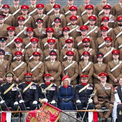 La Reina Camilla de Gran Bretaña posa para una fotografía de grupo con los Royal Lancers en The Royal Lancers, Catterick Garrison, norte de Inglaterra, para su primera visita al Regimiento desde que fue nombrada Coronel en Jefe. | Foto:Chris Jackson / PISCINA / AFP