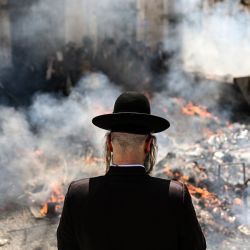 Los judíos ultraortodoxos queman artículos con levadura durante el ritual Biur Jametz en el distrito Mea Sharim de Jerusalén, durante los preparativos finales antes del inicio de la festividad judía de una semana de duración. | Foto:RONALDO SCHEMIDT / AFP