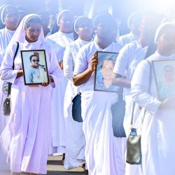Monjas católicas llevan fotografías mientras rinden homenaje a las víctimas asesinadas en los atentados del Domingo de Pascua de 2019, en la iglesia de San Sebastián de Katuwapitiya en Negombo, Sri Lanka. | Foto:ISHARA S. KODIKARA / AFP
