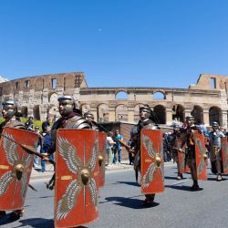 Personas participan en un desfile para celebrar el 2.777° cumpleaños de Roma, en Roma, capital de Italia. La ciudad de Roma celebró el domingo su 2.777° cumpleaños con un fin de semana de recreaciones históricas de antiguos rituales romanos. | Foto:Xinhua/Li Jing
