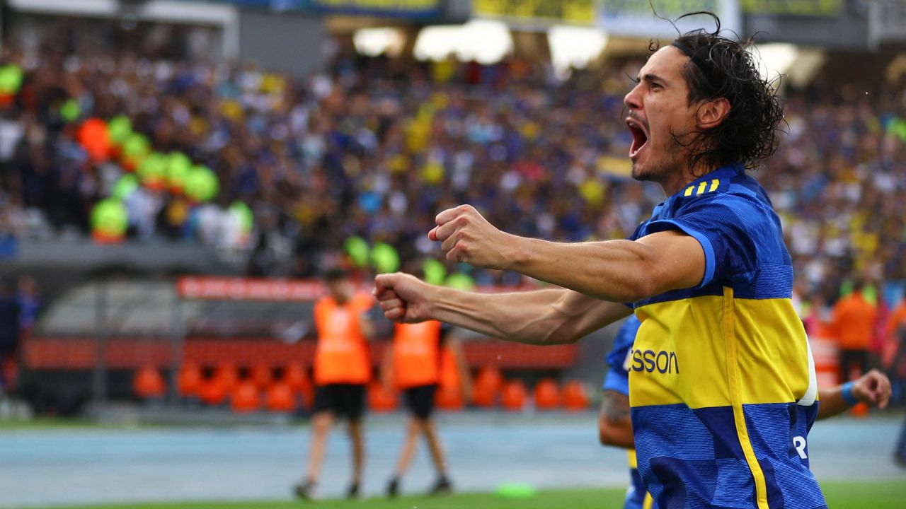 El delantero uruguayo de Boca Juniors, Edinson Cavani, celebra tras ganar el partido de cuartos de final de la Copa de la Liga Argentina de Fútbol Profesional entre River Plate y Boca Juniors en el estadio Mario Alberto Kempes de Córdoba. | Foto:ALEJANDRO PAGNI / AFP