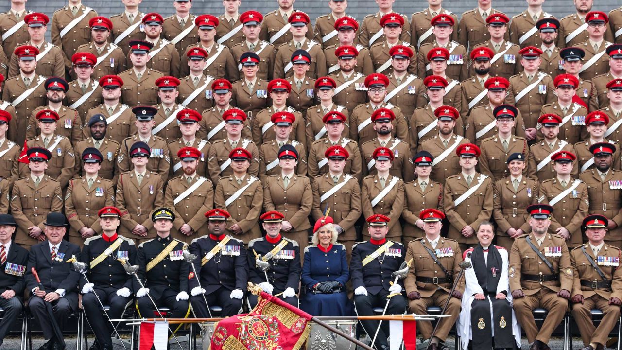 La Reina Camilla de Gran Bretaña posa para una fotografía de grupo con los Royal Lancers en The Royal Lancers, Catterick Garrison, norte de Inglaterra, para su primera visita al Regimiento desde que fue nombrada Coronel en Jefe. | Foto:Chris Jackson / PISCINA / AFP