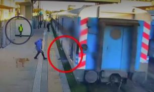 Una mujer quiso subirse al tren en movimiento, cayó a las vías y se salvó de milagro 20240422